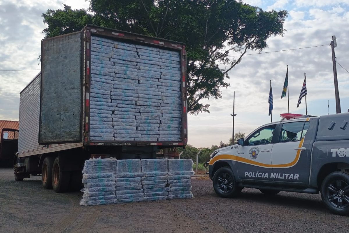 droga-maquiada:-caminhao-de-cosmeticos-e-pego-com-toneladas-de-maconha