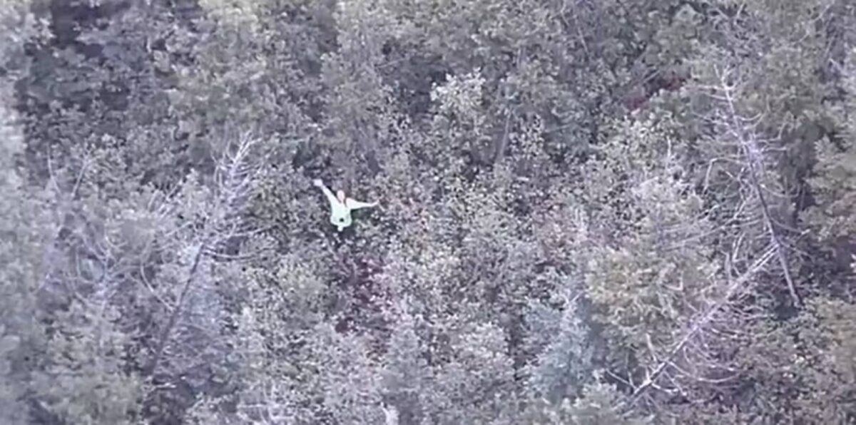 mulher-e-resgatada-de-helicoptero-apos-se-perder-em-desafio-do-youtube