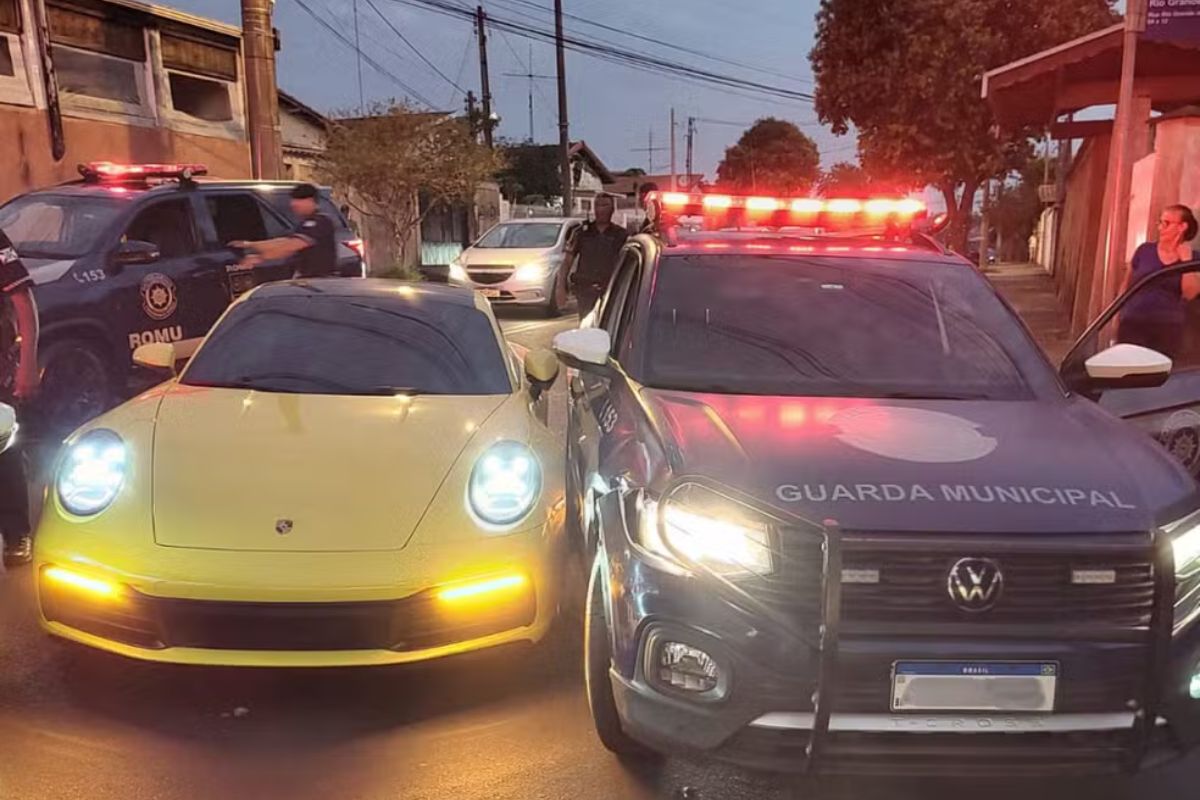 jovem-de-21-anos-em-porsche-sem-placas-tenta-fugir-e-bate-em-viatura