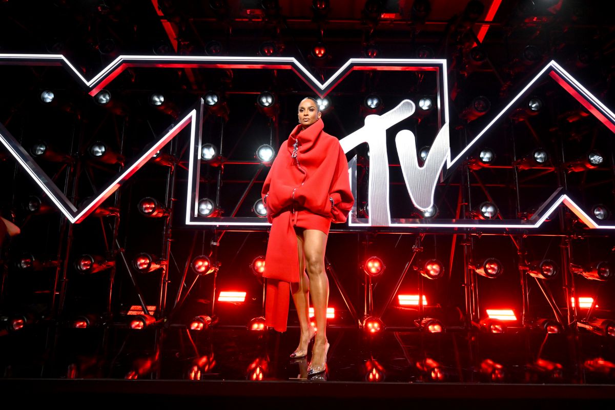 vermelho-e-destaque-a-parte-nos-looks-do-vmas-2025.-veja-exemplos