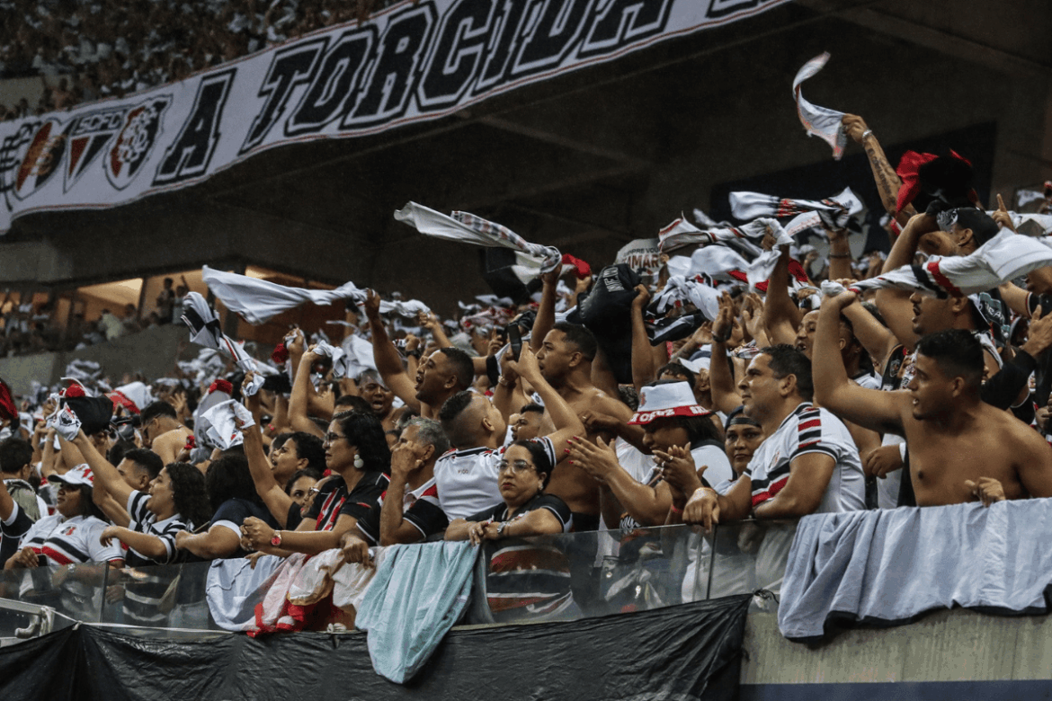 video:-santa-cruz-e-recebido-com-festa-no-aeroporto-apos-acesso