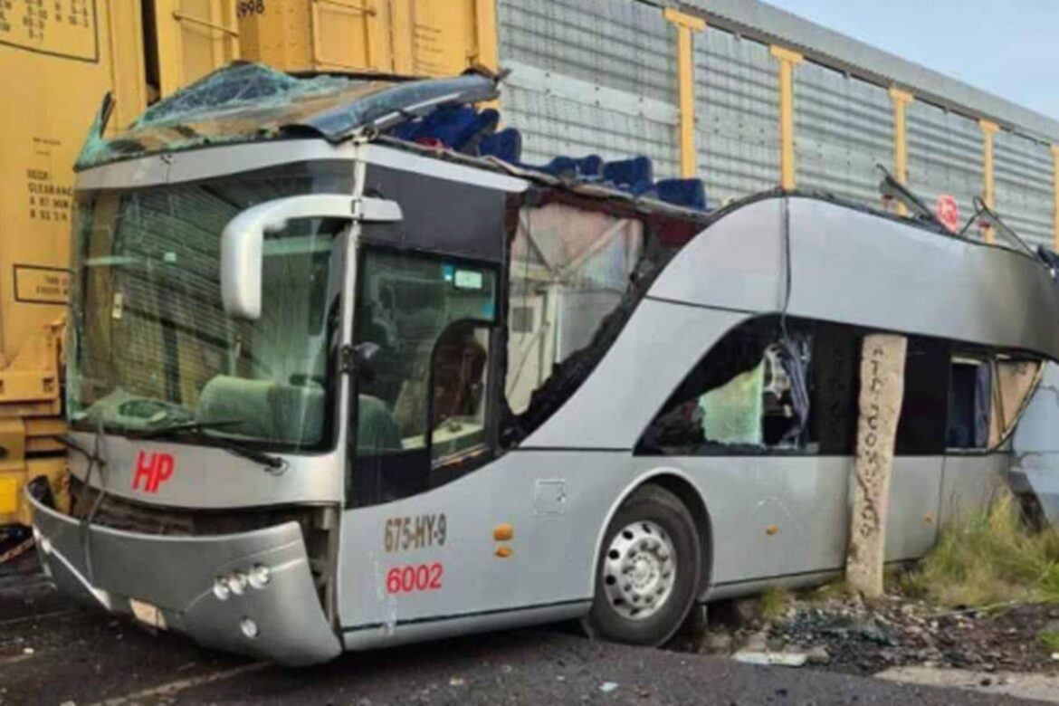 mexico:-trem-de-carga-parte-onibus-ao-meio-e-10-pessoas-morrem.-video