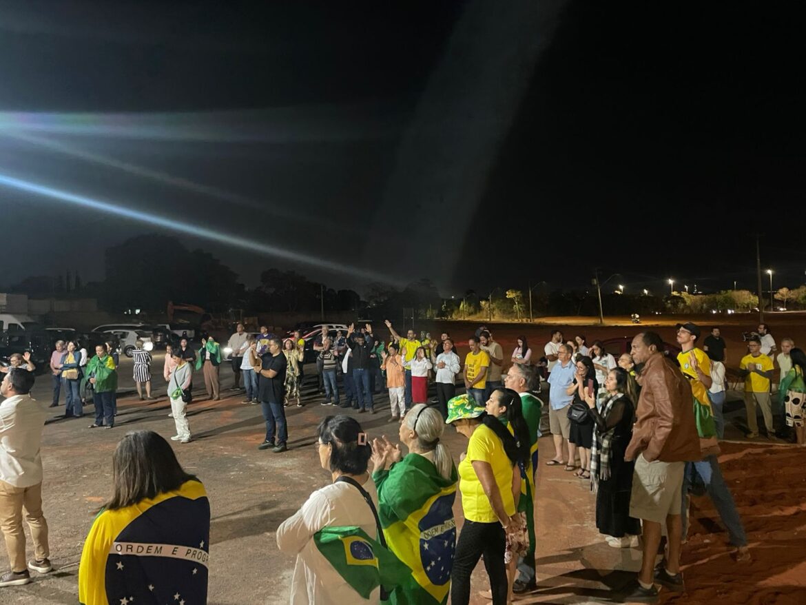 na-vespera-da-continuidade-de-julgamento,-bolsonaristas-fazem-vigilia
