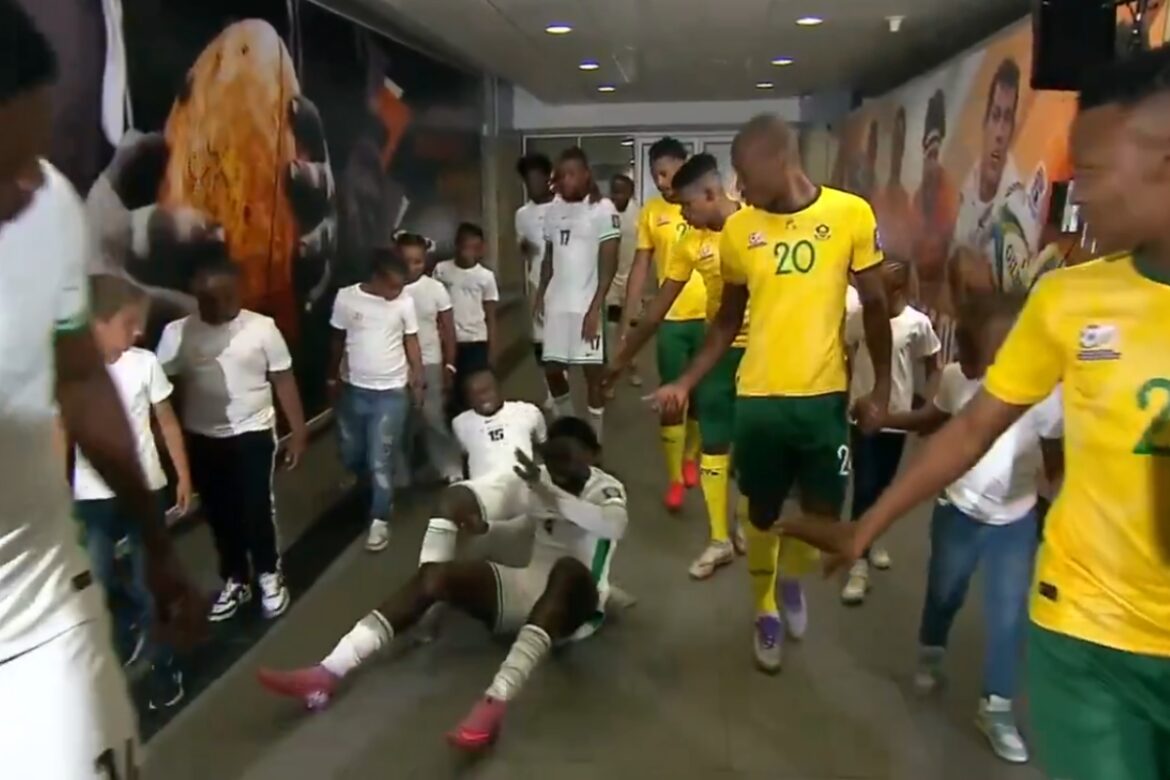 video:-jogadores-da-nigeria-escorregam-em-tunel-de-acesso-ao-campo