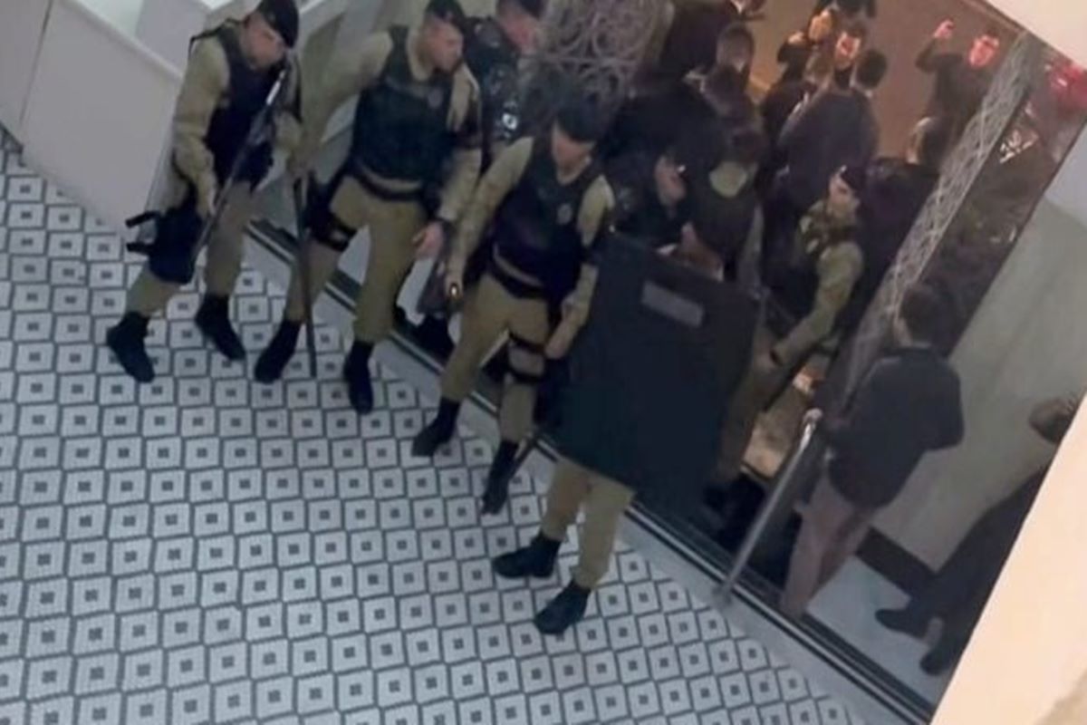 palestra-sobre-o-stf-acaba-em-pancadaria-entre-pm-e-universitarios