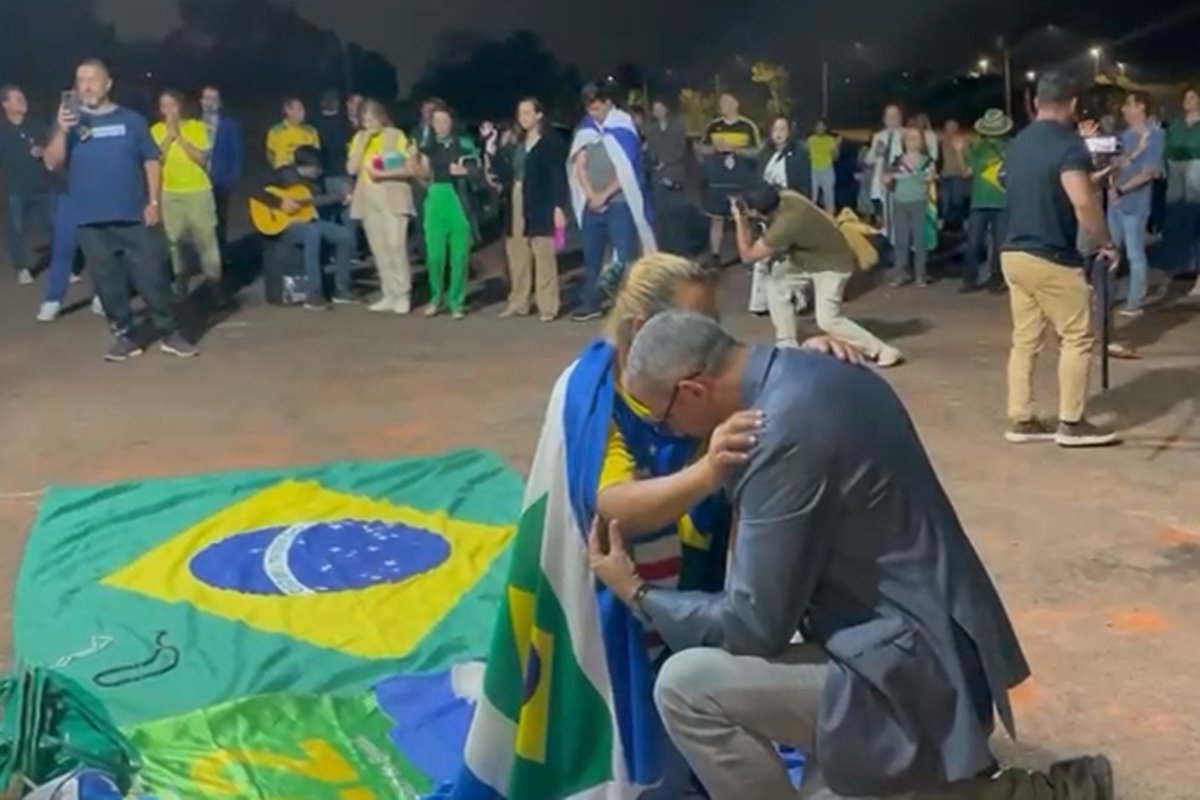 apoiadores-cantam-louvor-apos-fux-votar-pela-absolvicao-de-bolsonaro