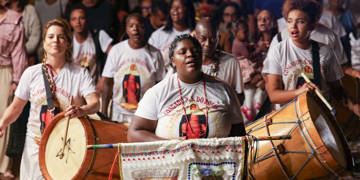 tambores-e-cantos-marcam-abertura-do-festival-artes-vertentes