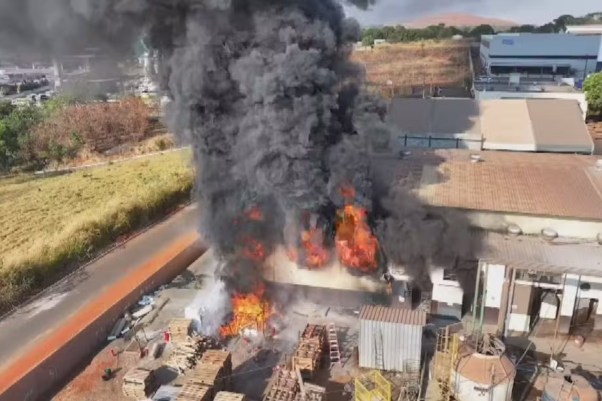 incendio-atinge-fabrica-de-produtos-quimicos-em-goiania