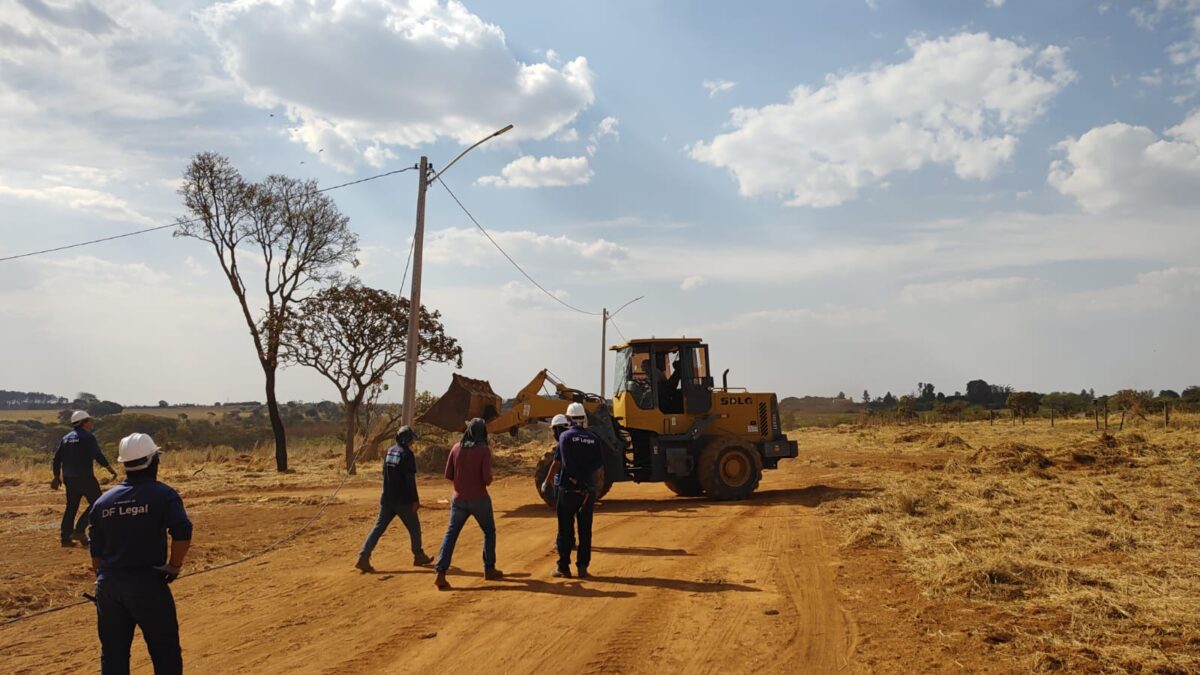operacao-conjunta-passa-o-trator-em-area-ocupada-irregularmente-no-df