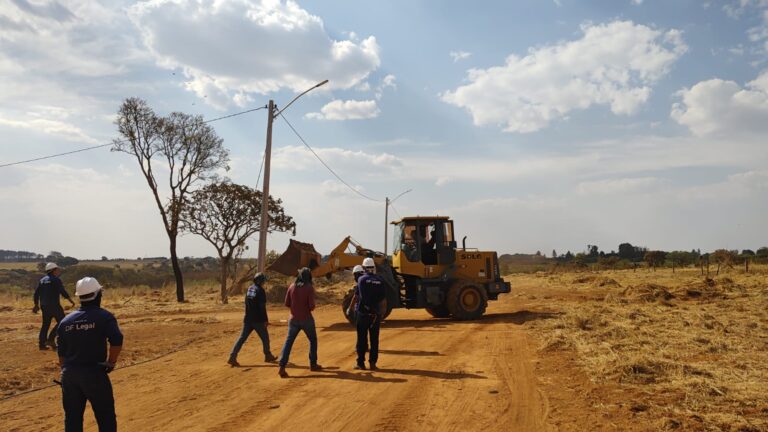 Operação conjunta passa o trator em área ocupada irregularmente no DF