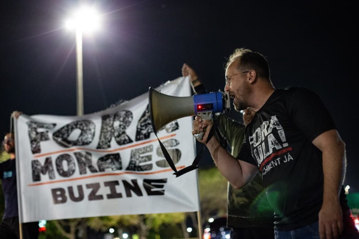 apoiadores-fazem-nova-vigilia-no-condominio-de-bolsonaro-nesta-sexta