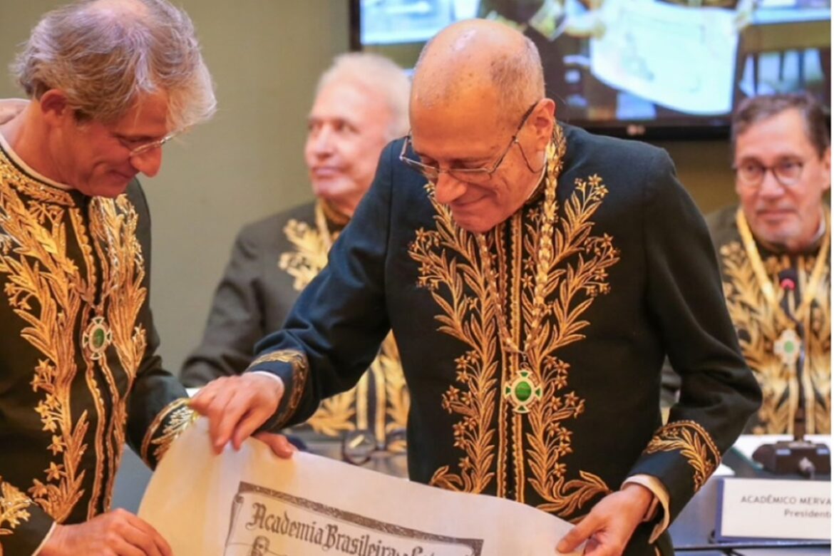 paulo-henriques-britto-toma-posse-na-academia-brasileira-de-letras