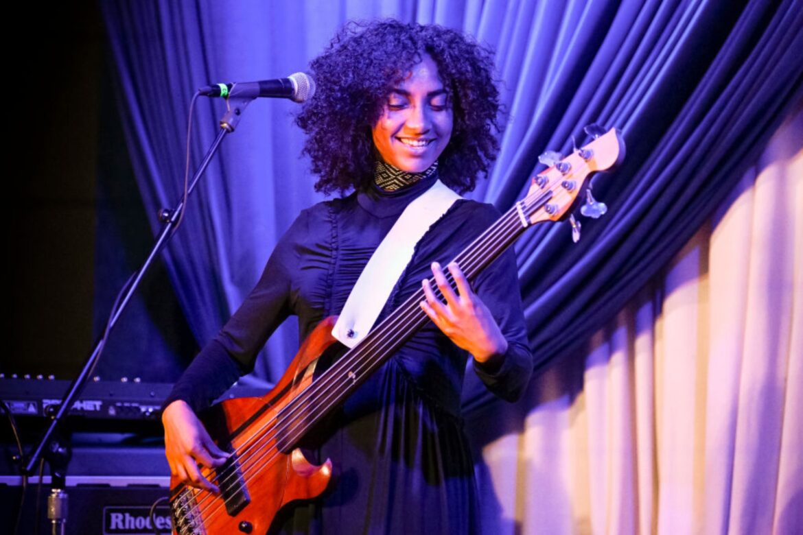 fas-esperam-ansiosos-para-ver-esperanza-spalding.-ingressos-a-venda!