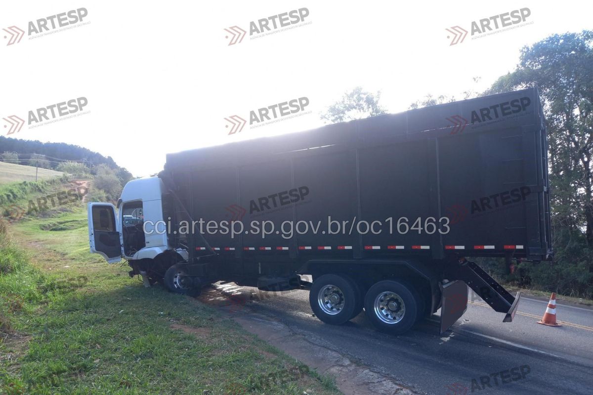 quatro-morrem-e-dois-ficam-feridos-em-acidente-entre-carro-e-carreta