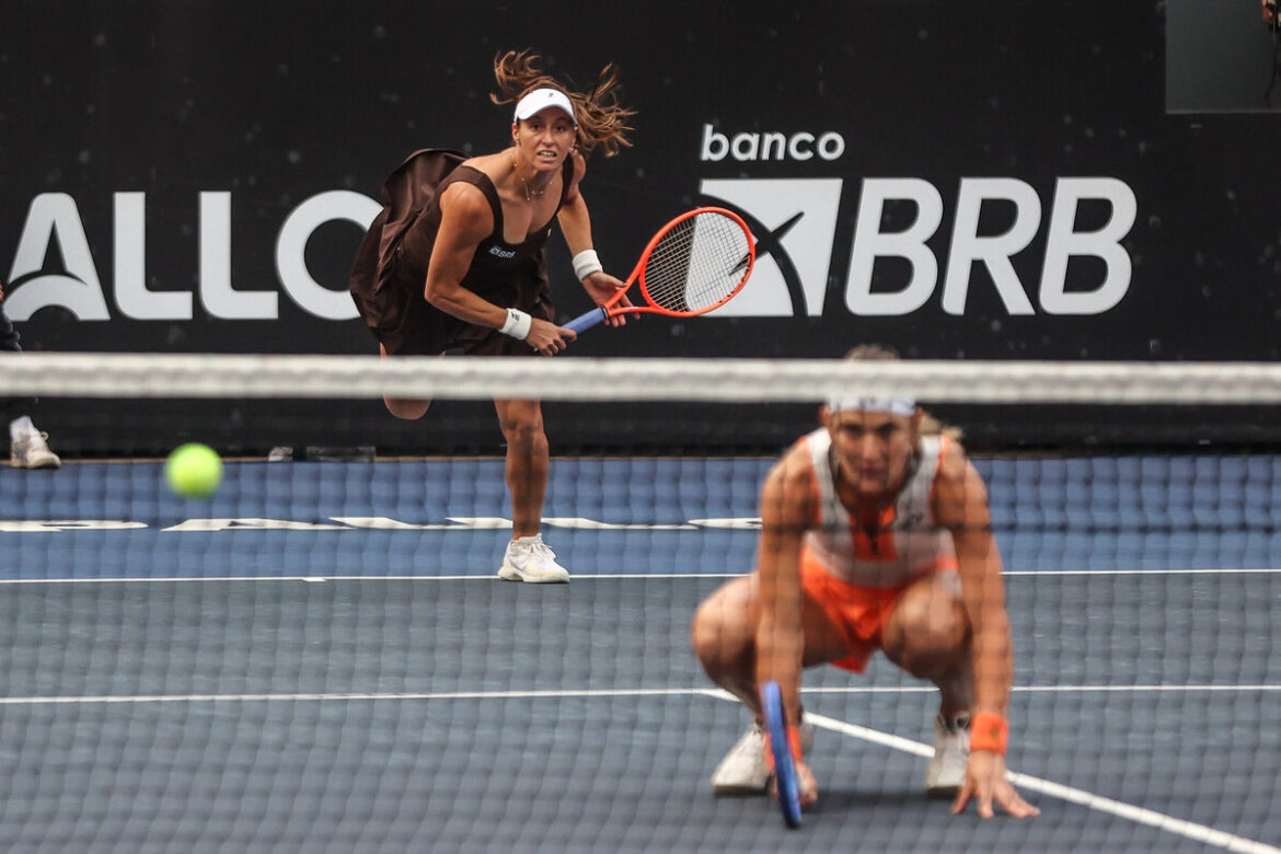 luisa-stefani-e-timea-babos-sao-campeas-de-duplas-no-sp-open