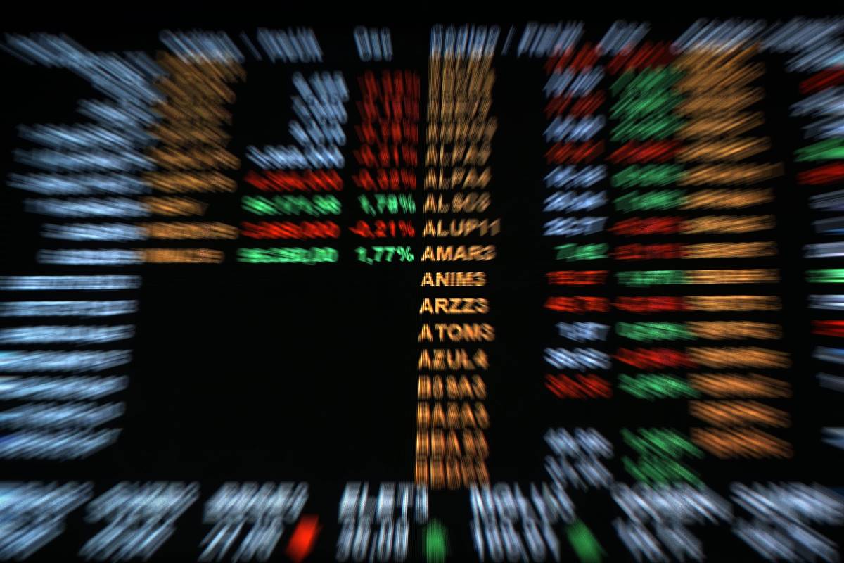 ibovespa-dispara-e-bate-novo-recorde-historico.-dolar-cai-a-r$-5,30