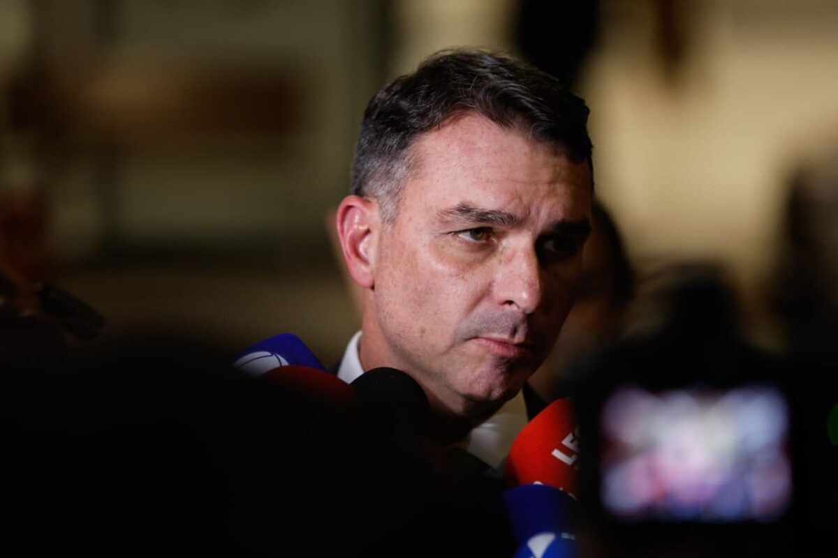 flavio-diz-que-bolsonaro-ficou-sem-respirar-antes-de-internacao.-video