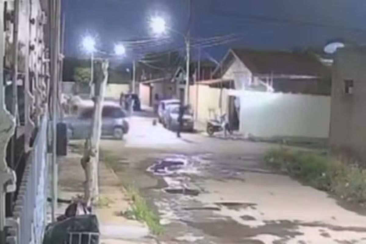 bandido-tenta-fugir-pelo-telhado-e-acaba-morto-pela-policia.-video