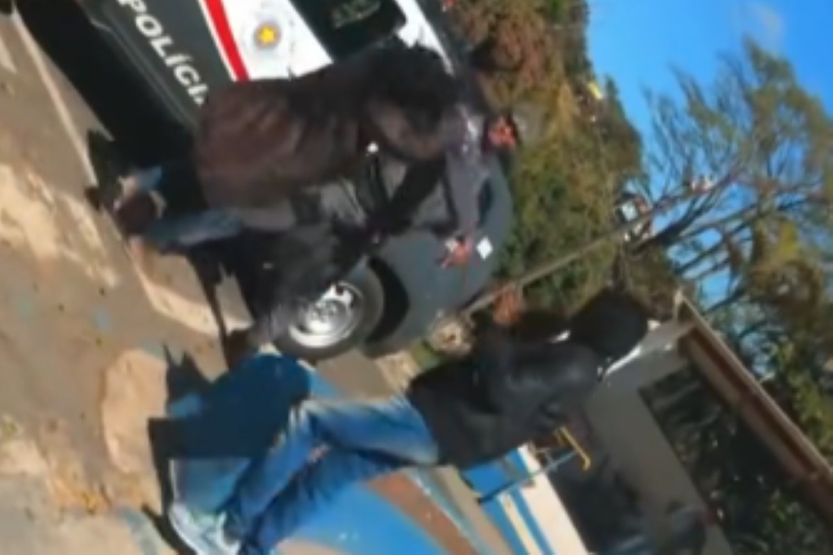 video:-pm-agride-mulher-com-tapa-no-rosto-em-frente-a-upa-no-interior