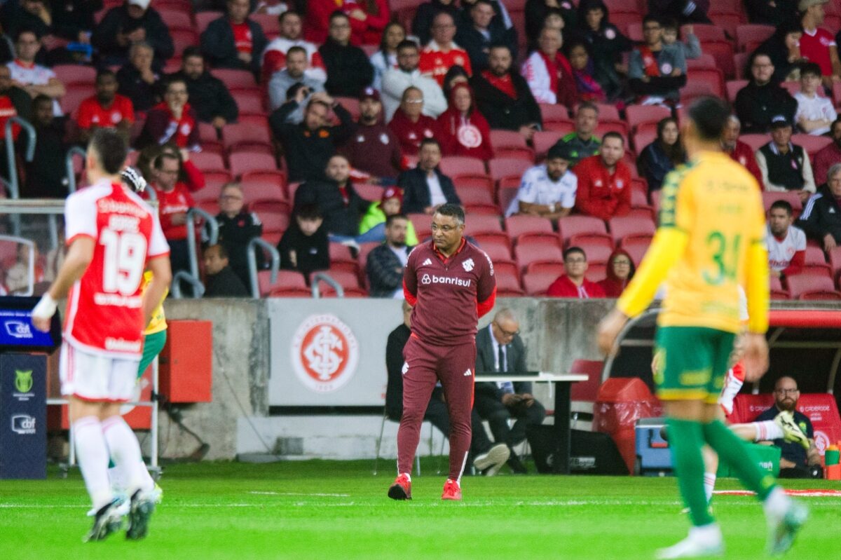 torcedores-do-internacional-celebram-demissao-de-roger-na-web:-veja