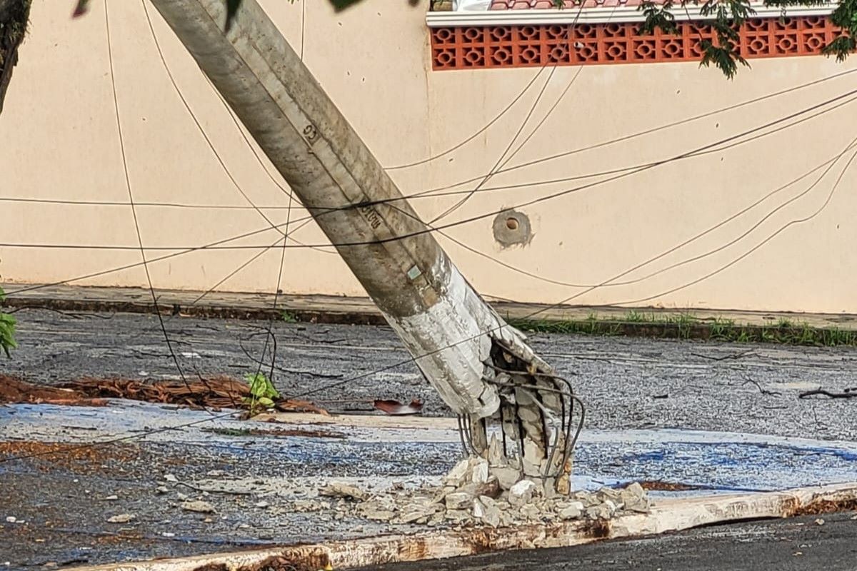 motociclista-fica-ferido-apos-bater-em-poste-caido-em-aguas-claras