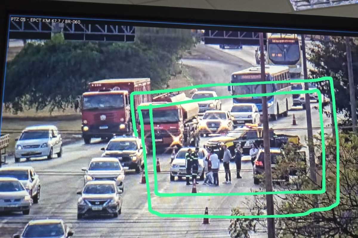 df-001:-faixa-reversa-e-temporariamente-interditada-apos-atropelamento