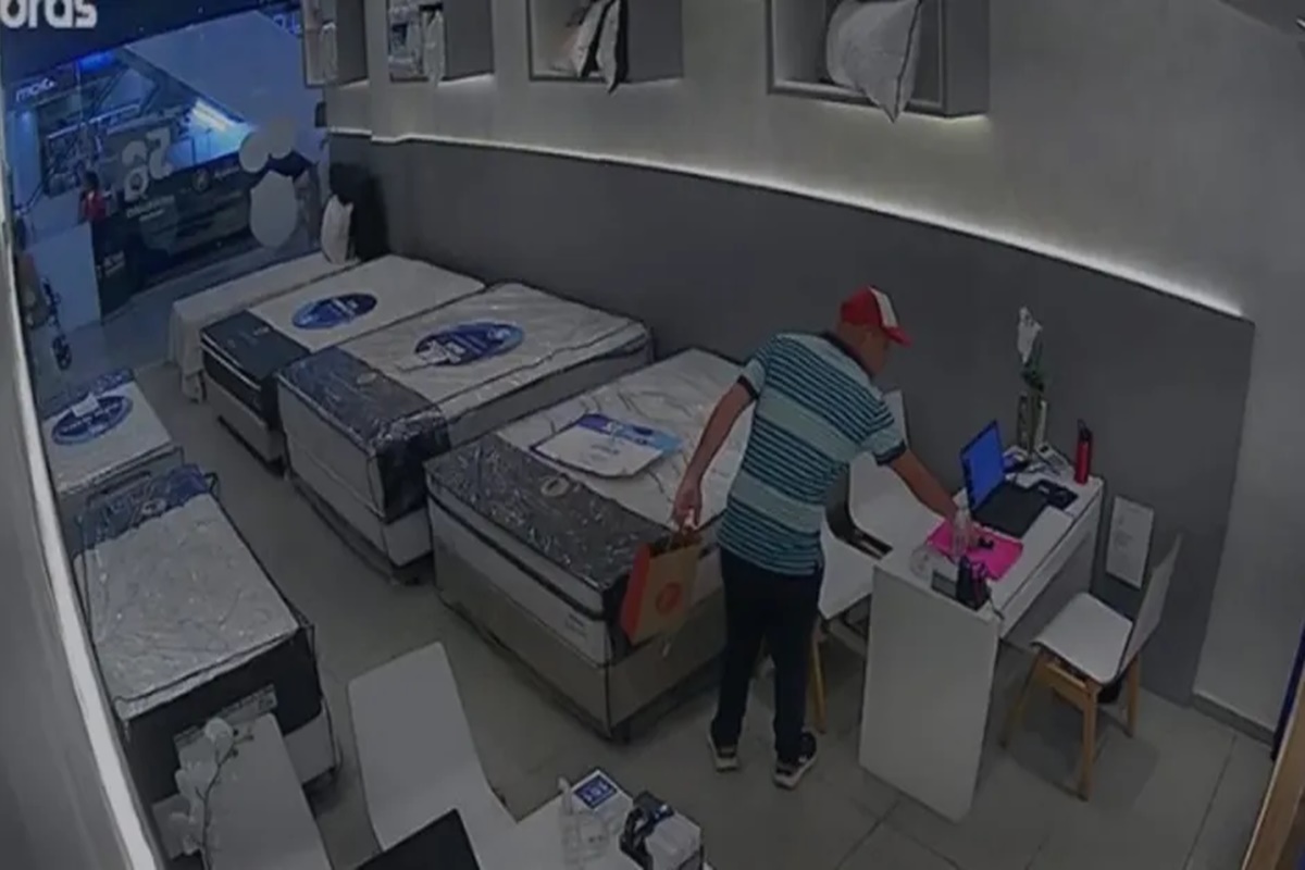 homem-e-filmado-furtando-celular-em-loja-de-colchoes;-veja-video