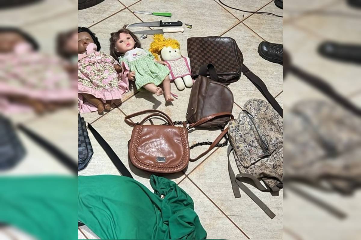 bolsa-de-desaparecida-e-achada-com-serial-killer-entre-facas-e-bonecas