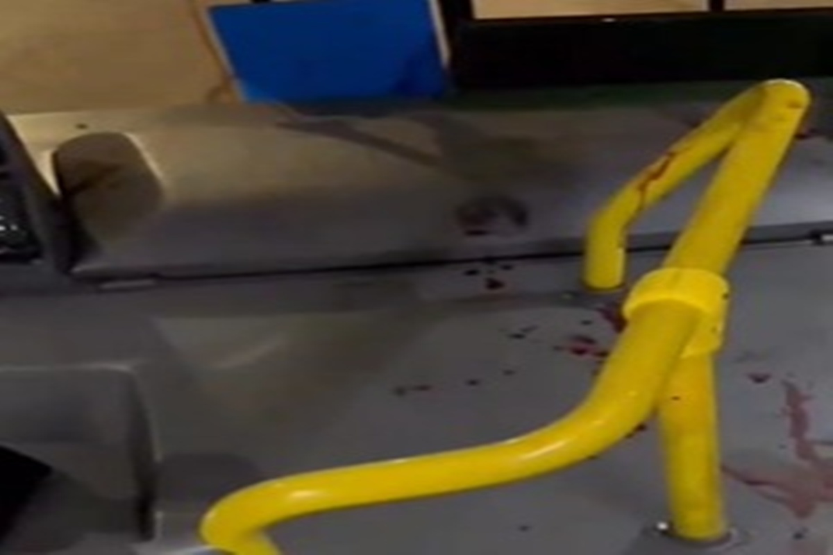 rastro-de-sangue:-veja-como-ficou-onibus-onde-torcedor-do-vasco-morreu