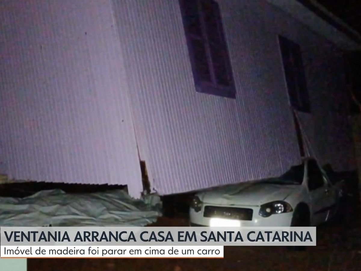 casa-“voa”-e-para-em-cima-de-carro-apos-tornado-em-santa-catarina