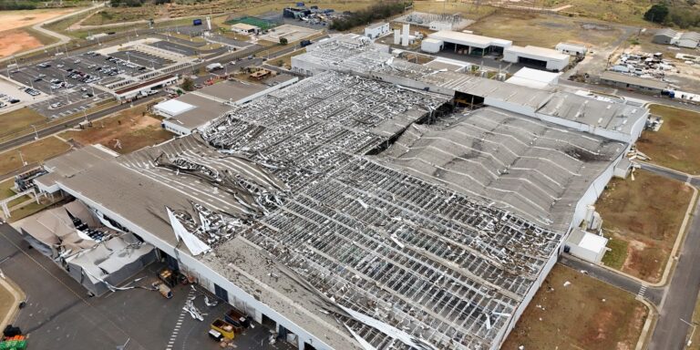Toyota suspende produção no país após chuva destruir fábrica em SP Toyota suspende produção no país após chuva destruir fábrica em SP