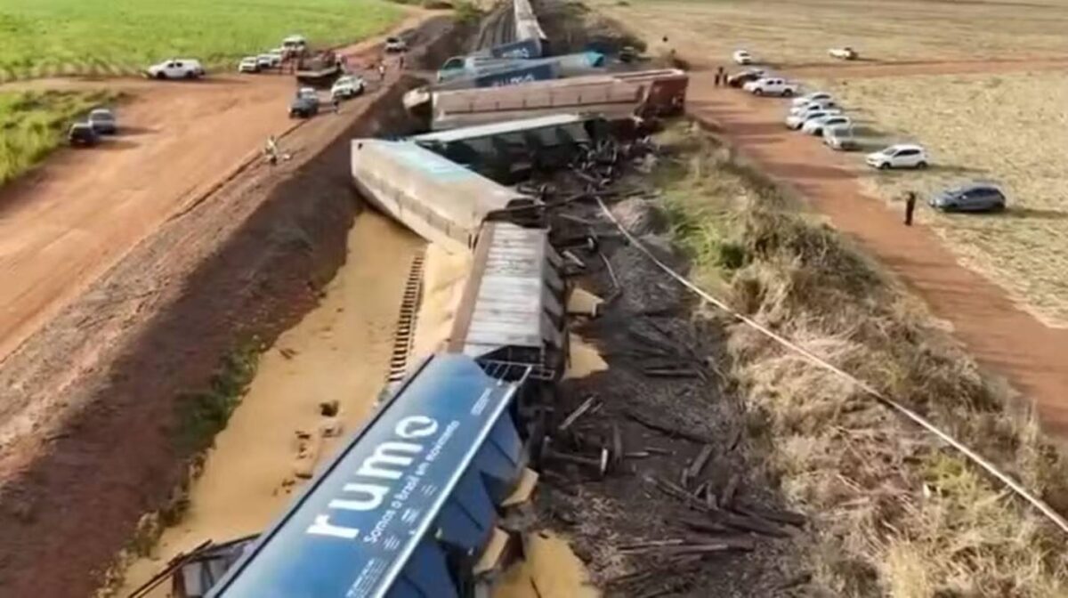 trem-de-carga-descarrila-apos-bater-em-caminhao.-veja-video