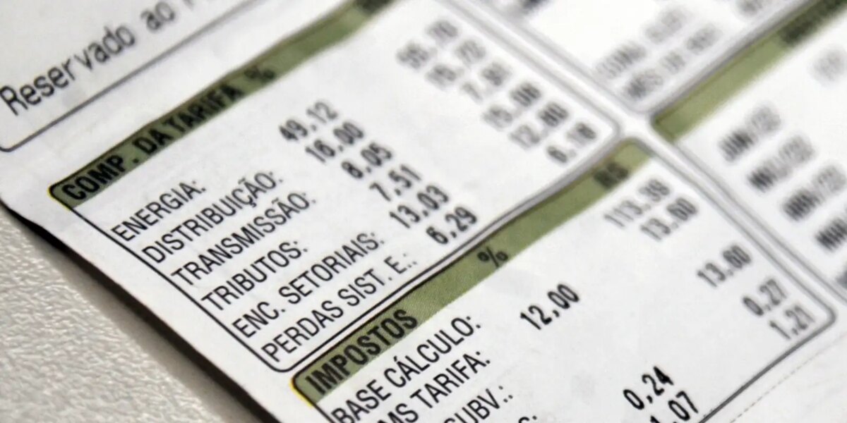 aneel-reduz-bandeira-para-vermelha-1-na-conta-de-luz-em-outubro