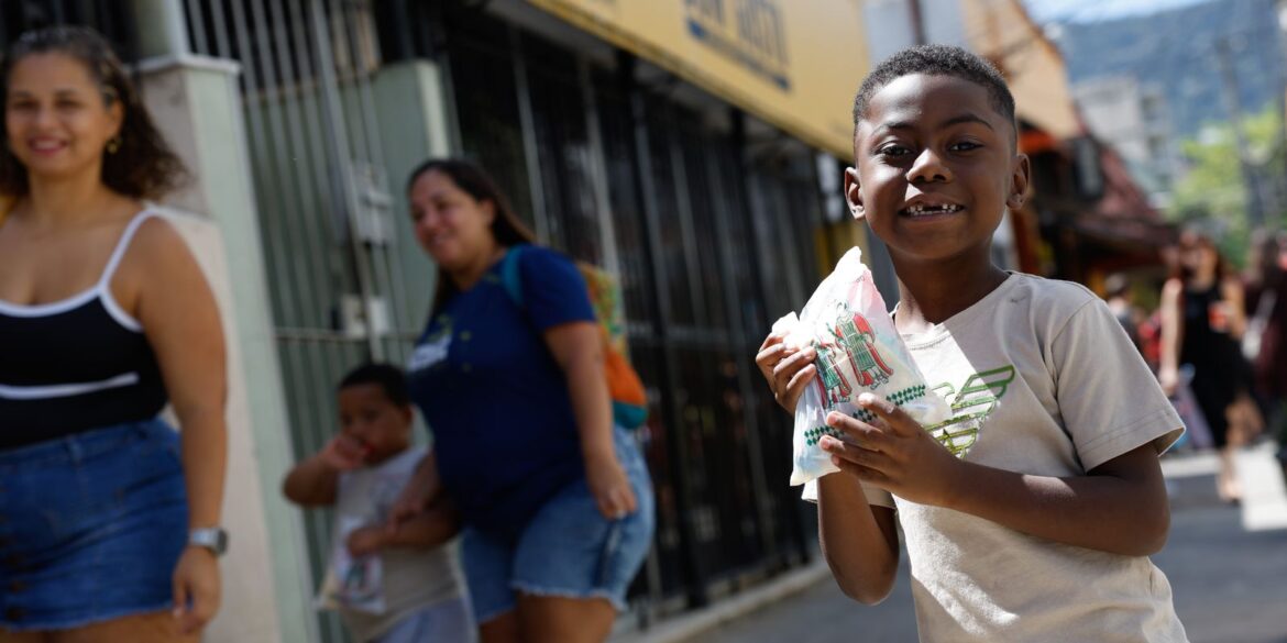 fe-e-alegria-marcam-o-dia-de-cosme-e-damiao-no-rio-de-janeiro