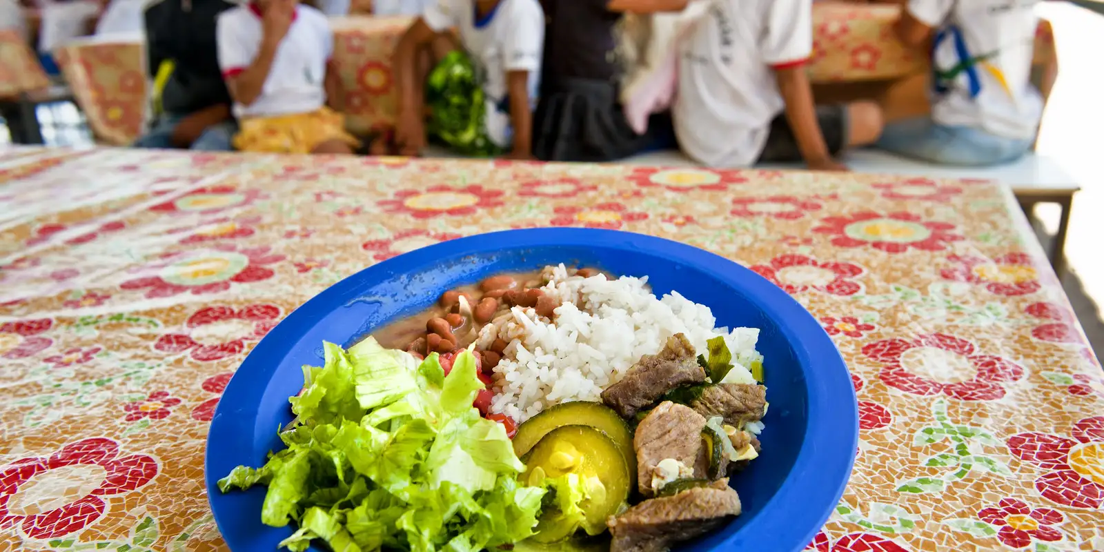 Aos 70 anos, programa de alimentação escolar brasileiro é referência