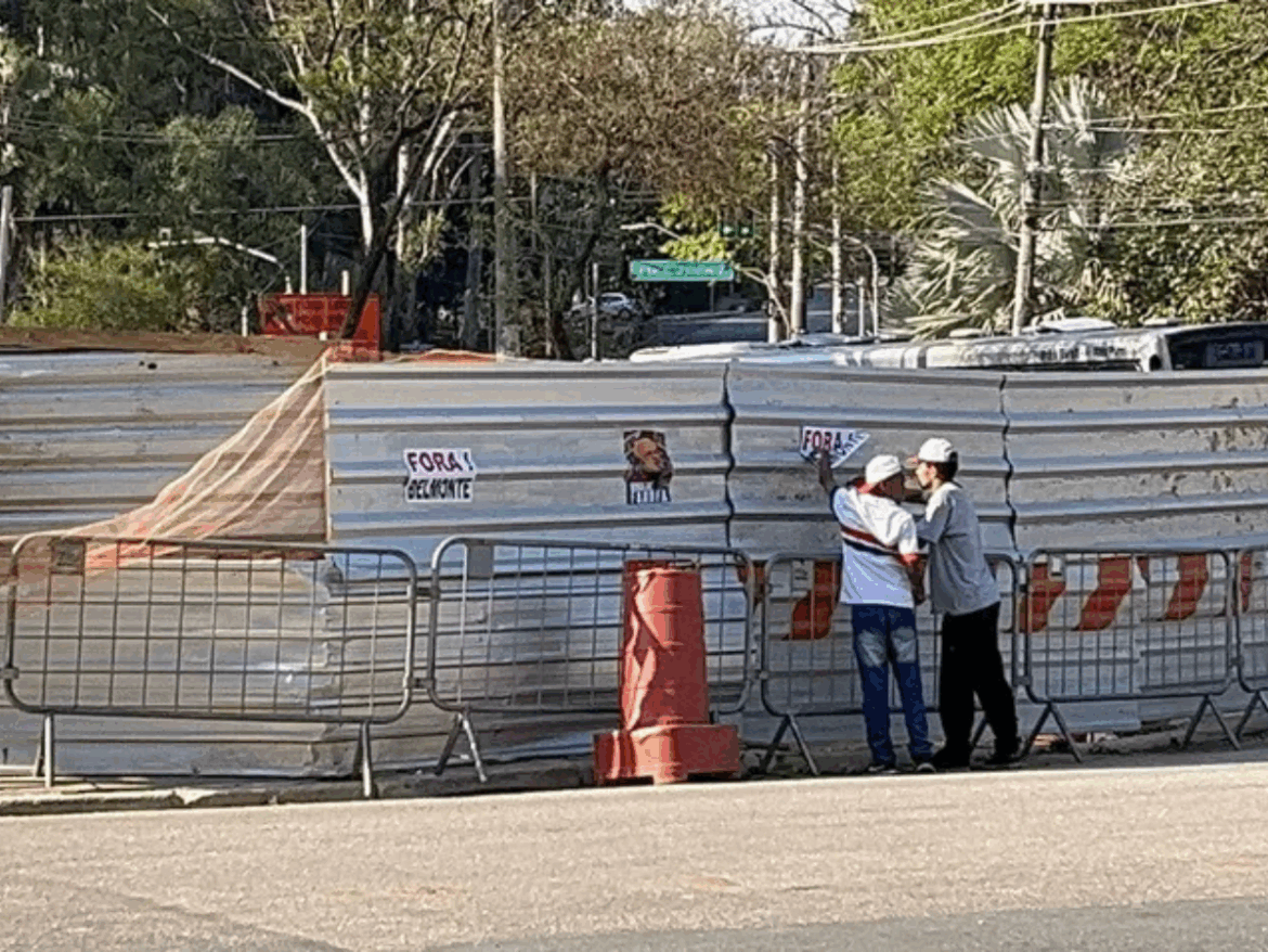 cartazes-e-cobranca:-torcida-do-sao-paulo-protesta-no-morumbis-apos-eliminacao