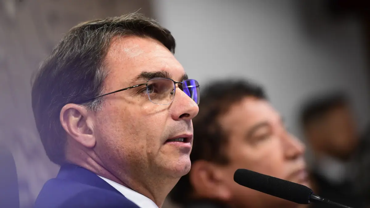 Bolsonaro "nĂŁo está com saĂşde" e "segue firme, mas indignado", diz Flávio Bolsonaro “nĂŁo está com saĂşde” e “segue firme, mas indignado”, diz Flávio