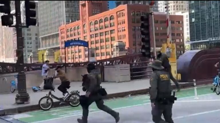 Entregador em bicicleta consegue escapar de operação policial antimigrantes nos Estados Unidos