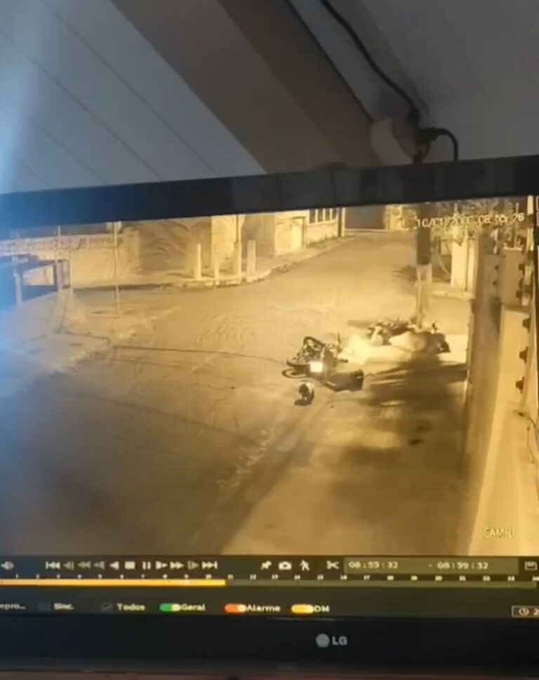 Vídeo mostra momento em que adolescentes colidem com entregador que morreu em cruzamento