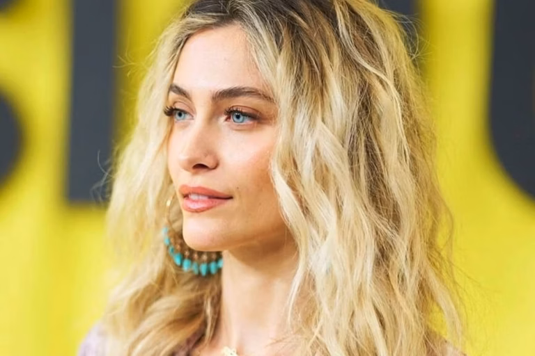 Filha de Michael Jackson desabafa e diz receber fotos da autĂłpsia do pai: âPsicopatasâ