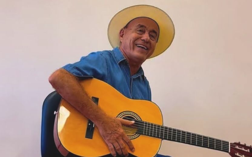 Bocalom toca violão e canta clássicos de Roberto Carlos com jovens do projeto “Vozes do Povo”
