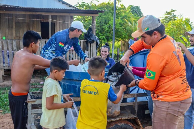 Brasiléia: prefeito Carlinhos do Pelado doa 2 toneladas de peixe a famílias em vulnerabilidade
