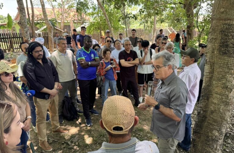 Jorge Viana leva compradores de 18 países ao Seringal Cachoeira durante ação da Apex no Acre
