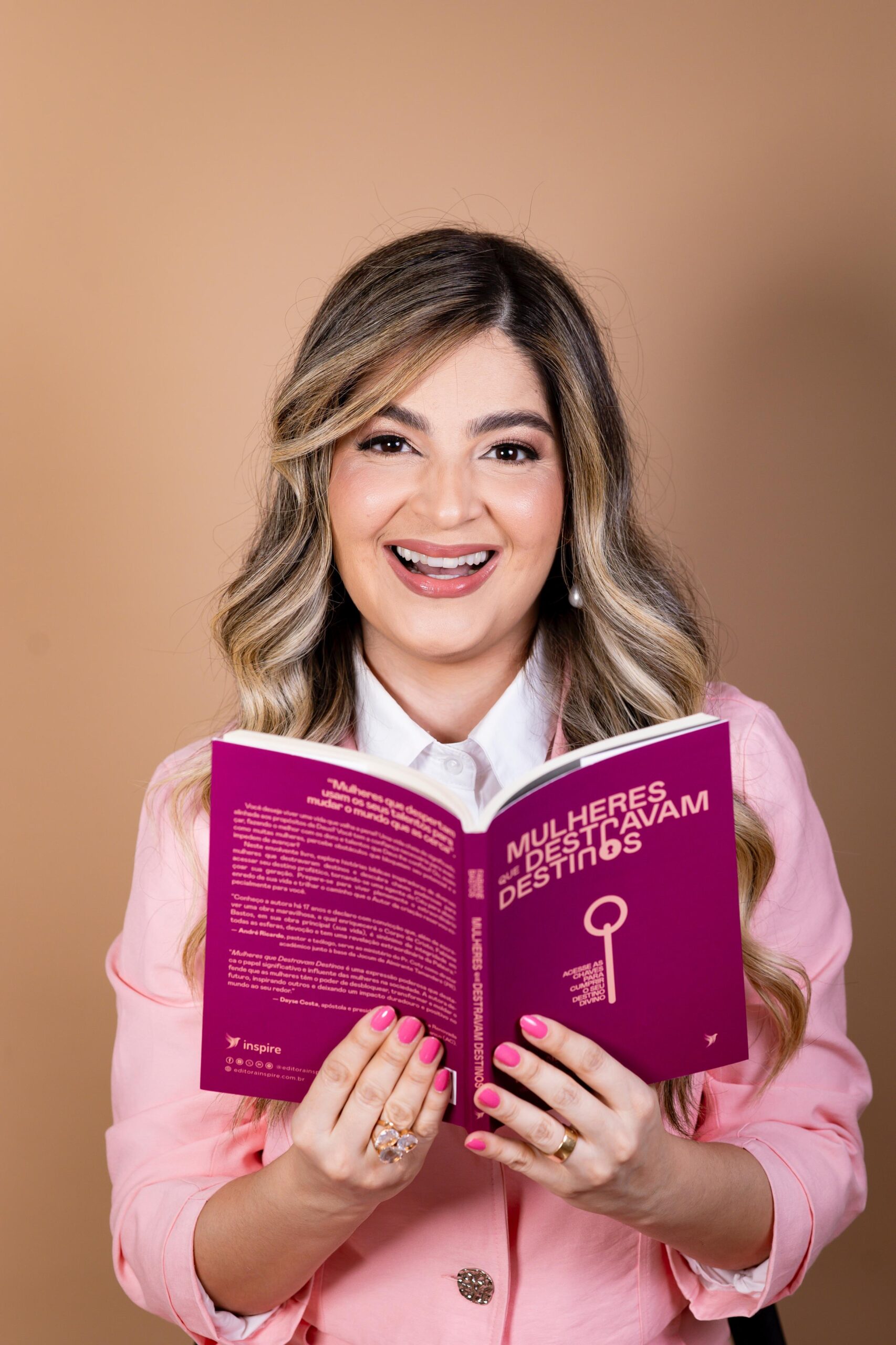 Escritora acreana recebe principal prêmio da literatura cristã no Brasil
