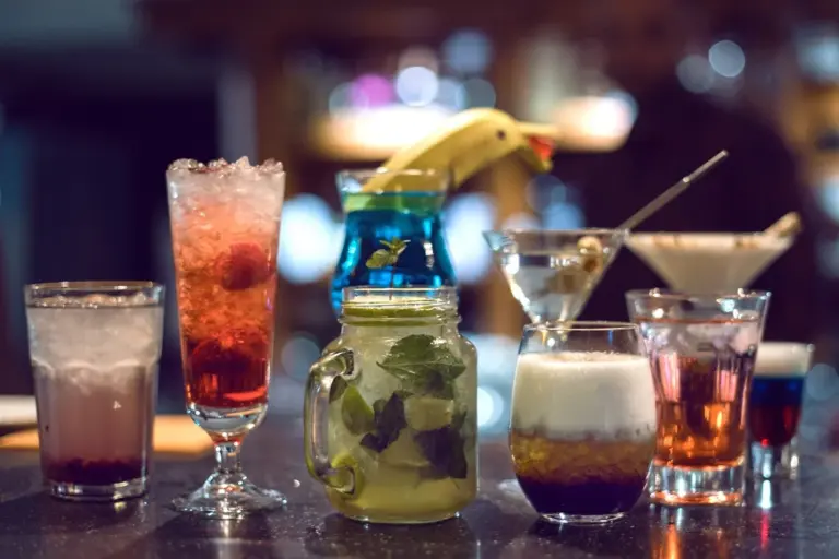 Como evitar ser vítima de bebida com metanol? Veja orientações