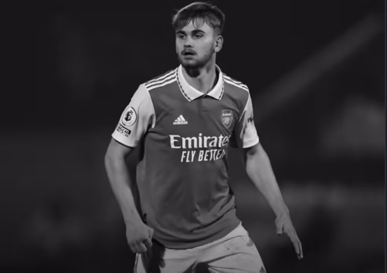Ex-Arsenal morre após grave lesão cerebral durante partida Ex-Arsenal morre após grave lesão cerebral durante partida