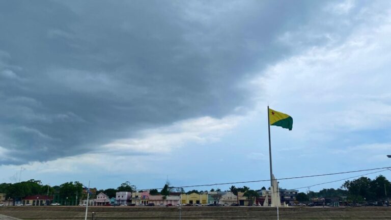 Inmet emite alerta de chuvas intensas para 12 cidades do Acre; ventos podem chegar a 60 km/h