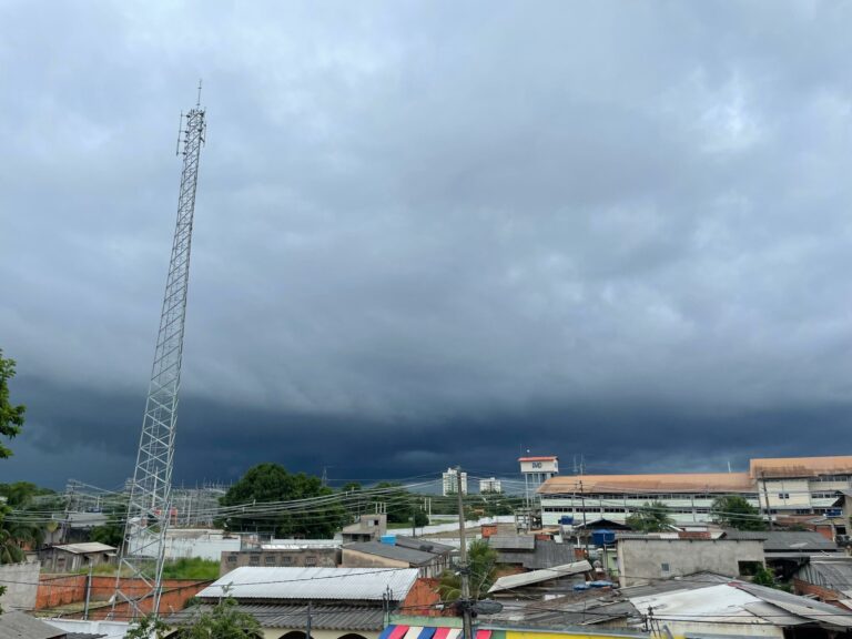 Inmet emite alerta para chuvas intensas e ventos de 60km/h em todos os municípios do Acre