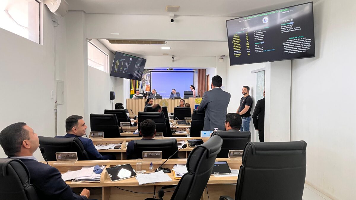Câmara rejeita requerimento da oposição que pedia afastamento do superintendente da RBTrans Câmara rejeita requerimento da oposição que pedia afastamento do superintendente da RBTrans