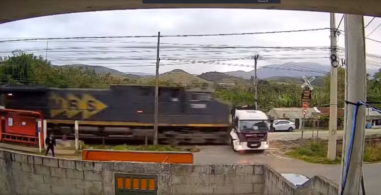 VÍDEO: caminhão é atingido por trem ao tentar cruzar ferrovia